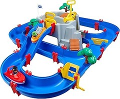 Comparativa de materiales en mesas de agua y arena para niños